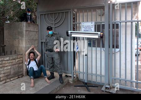 Un protestant menotté scandrait « il est le criminel » (se référant à Netanyahou) alors que les manifestants ont brisé des barricades de police à l'extérieur de la résidence officielle du Premier ministre israélien lors d'une manifestation contre le Premier ministre Benjamin Netanyahou à la suite de son inculpation pour corruption à Jérusalem, en Israël Banque D'Images