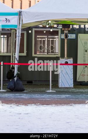 Séoul, Bucheon, Corée du Sud. 7 janvier 2021. Un centre de détection de coronavirus à la station de Séoul ferme au début du jeudi 7 janvier 2021, alors que Séoul fait face à sa première alerte d'urgence par temps froid en trois ans, atteignant un maximum de -12 °C et un minimum de -18 °C. Credit: Jintak Han/ZUMA Wire/Alay Live News Banque D'Images