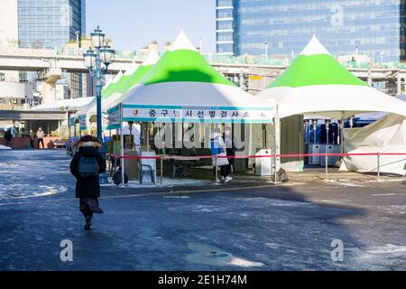 Séoul, Bucheon, Corée du Sud. 7 janvier 2021. Un centre de détection de coronavirus à la station de Séoul ferme au début du jeudi 7 janvier 2021, alors que Séoul fait face à sa première alerte d'urgence par temps froid en trois ans, atteignant un maximum de -12 °C et un minimum de -18 °C. Credit: Jintak Han/ZUMA Wire/Alay Live News Banque D'Images