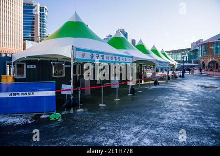 Séoul, Bucheon, Corée du Sud. 7 janvier 2021. Un centre de détection de coronavirus à la station de Séoul ferme au début du jeudi 7 janvier 2021, alors que Séoul fait face à sa première alerte d'urgence par temps froid en trois ans, atteignant un maximum de -12 °C et un minimum de -18 °C. Credit: Jintak Han/ZUMA Wire/Alay Live News Banque D'Images