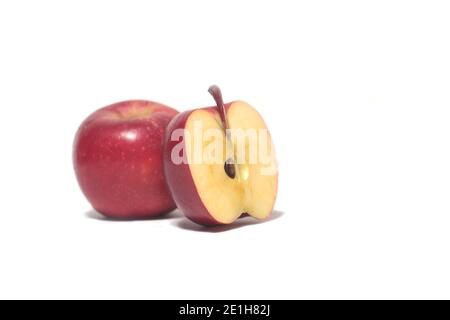 Pomme rouge entière et demi-morceau isolé sur fond blanc. L'image contient de l'espace de copie Banque D'Images