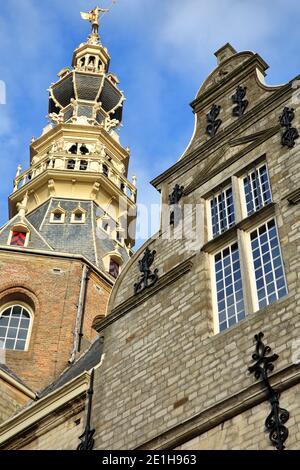 Le Stadhuis (hôtel de ville) avec son impressionnante tour décorée à Zierikzee, Zeeland, pays-Bas Banque D'Images