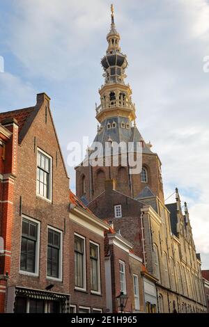 Le Stadhuis (hôtel de ville) avec son impressionnante tour décorée à Zierikzee, Zeeland, pays-Bas Banque D'Images