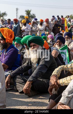un groupe d'agriculteurs protestant contre la nouvelle loi agricole adoptée par le gouvernement indien à la frontière de delhi haryana. Banque D'Images