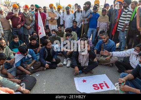 un groupe d'agriculteurs protestant contre la nouvelle loi agricole adoptée par le gouvernement indien à la frontière de delhi haryana. Banque D'Images