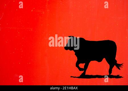 Silhouette Ox sur fond rouge avec des taches dorées. Bonne année chinoise 2021. Année de l'Ox – symbole du zodiaque chinois. Banque D'Images