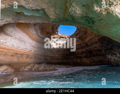 Vue sur l'intérieur de la grotte de Benagil La côte de l'Algarve du Portugal Banque D'Images