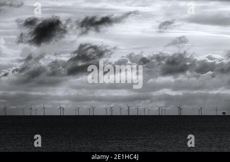 parc éolien rampion à l'horizon en noir et blanc Banque D'Images