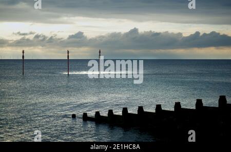 plage de shoreham avec cormorans sur l'eau Banque D'Images