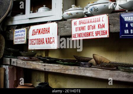 Plaques, céramique et alphabet cyrillique signalisation bulgare dans un jardin de salvae dans la vieille ville de Plovdiv, Bulgarie Banque D'Images