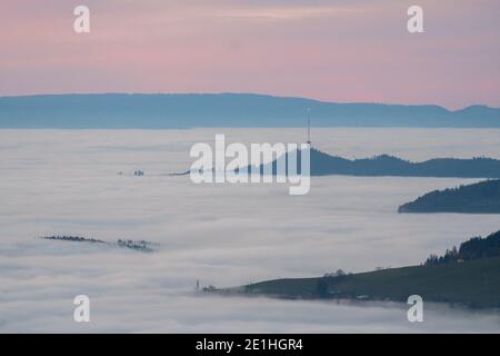 mer de brouillard dans les vallées d'Emmental et plus Le Berner Mittelland Banque D'Images