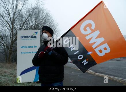 Leicester, Leicestershire, Royaume-Uni. 7 janvier 2021. Un employé de British Gas se tient sur une ligne de piquetage à l'entrée des travaux et du musée du gaz de Leicester au début d'une grève de cinq jours sur de nouveaux contrats. Credit Darren Staples/Alay Live News. Banque D'Images