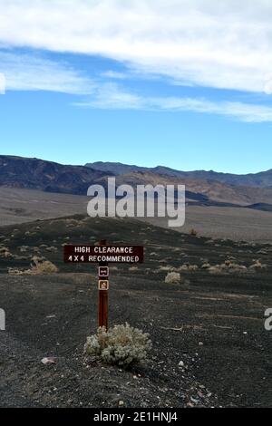 panneau d'information 4x4 recommandé et garde au sol élevée sur l'ubhebe Crater to Racetrack Playa dans le parc national de la Vallée de la mort Banque D'Images