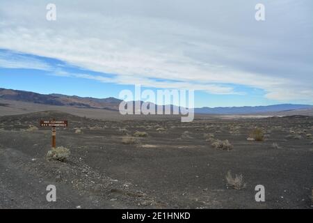 panneau d'information 4x4 recommandé et garde au sol élevée sur l'ubhebe Crater to Racetrack Playa dans le parc national de la Vallée de la mort Banque D'Images