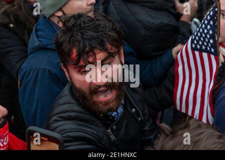 Washington DC, États-Unis. 6 janvier 2021. Washington DC, États-Unis. 06e janvier 2021. Le 6 janvier 2021, un manifestant a été blessé par du sang dans le bâtiment du Capitole alors que des partisans de Trump se sont révoltés et ont violé le Capitole à Washington. Les émeutiers ont brisé les fenêtres et ont violé le bâtiment du Capitole pour tenter de renverser les résultats des élections de 2020. La police a utilisé des boutons et des grenades à gaz lacrymogènes pour finalement disperser la foule. Les émeutiers utilisaient des barres métalliques et du gaz lacrymogène aussi bien contre la police. (Photo de Lev Radin/Sipa USA) crédit: SIPA USA/Alay Live News crédit: SIPA USA/Alay Live New Banque D'Images