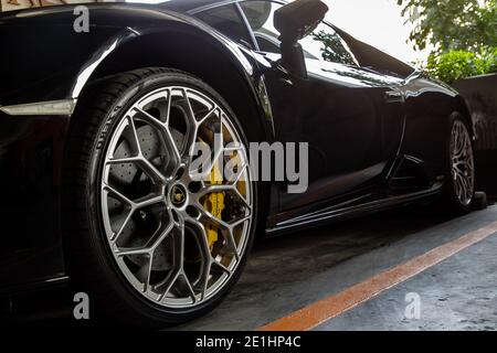 Bangkok, Thaïlande - 06 janvier 2021 : gros plan de la roue de la voiture de sport Lamborghini noire. Lamborghini est une voiture de sport italienne. Aucune mise au point, en particulier. Banque D'Images