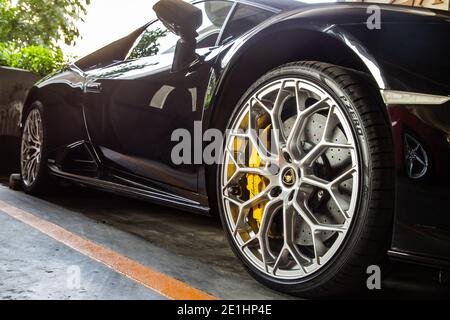 Bangkok, Thaïlande - 06 janvier 2021 : gros plan de la roue de la voiture de sport Lamborghini noire. Lamborghini est une voiture de sport italienne. Mise au point sélective. Banque D'Images