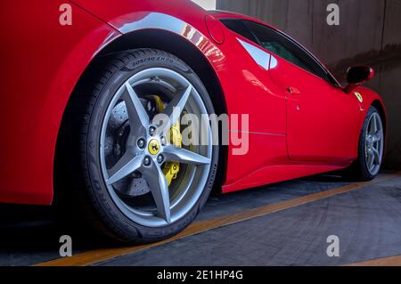 Bangkok, Thaïlande - 06 janvier 2021 : gros plan de la roue de la voiture de sport Red Ferrari. Ferrari est une voiture de sport italienne. Mise au point sélective. Banque D'Images