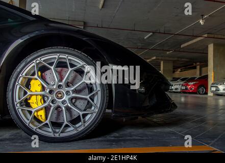 Bangkok, Thaïlande - 06 janvier 2021 : gros plan de la roue de la voiture de sport Lamborghini noire. Lamborghini est une voiture de sport italienne. Mise au point sélective. Banque D'Images