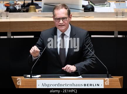 Berlin, Allemagne. 07 janvier 2021. Michael Müller (SPD), Maire de Berlin, prend la parole lors de la session extraordinaire de la Chambre des représentants de Berlin. La 69e session plénière de la Chambre des représentants est consacrée exclusivement au sujet de la pandémie de Corona en tant que session extraordinaire. Credit: Bernd von Jutrczenka/dpa/Alamy Live News Banque D'Images