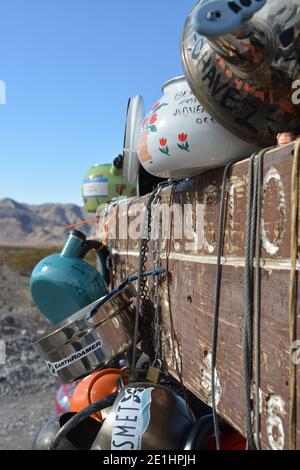 Teakettle Junction sur le chemin de la plage Ractrack Playa dans le parc national de la Vallée de la mort par une journée ensoleillée en décembre, Californie, États-Unis Banque D'Images