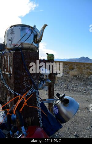 Teakettle Junction sur le chemin de la plage Ractrack Playa dans le parc national de la Vallée de la mort par une journée ensoleillée en décembre, Californie, États-Unis Banque D'Images