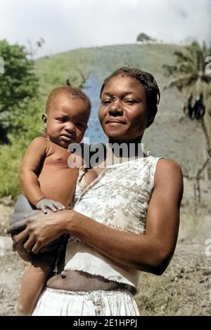 Junge Mutter mit Genre, 1967. Jeune mère avec enfant, 1967. Banque D'Images