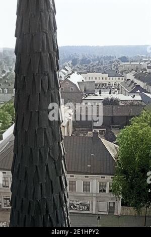 Blick von Turm der Heiligen Dreifaltigkeitskirche auf Häuser von Arboga, Schweden, 1969. Vue de la tour de l'église Holy Trinity à des maisons d'Arboga, Suède, 1969. Banque D'Images