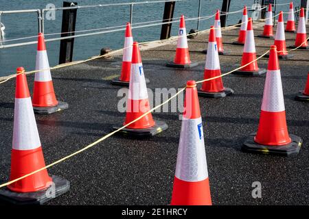 Gros plan d'un grand nombre de cônes de signalisation alignés sur un mur du port. Banque D'Images