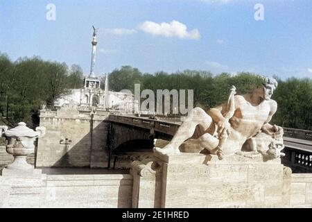 Luitpoldbrücke über der Isar, auch, Prinzregentenbrücke Steinskulptur und mit Bayern darstellender Friedensdenkmal im Hintergrund, 1957. Pont Luitpold, également connu sous le nom de Prince Regent Bridge, traversant la rivière Isar, avec une sculpture en pierre représentant la Bavière et l'Ange de la paix dans l'arrière-plan, 1957. Banque D'Images