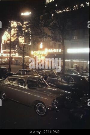 Frankreich - France en 1965. Paris by Night - voitures au Boulevard de Clichy, à Montmartre. Photo par Erich Andres Frankreich, Paris, 1965 Autos auf dem Boulevard de Clichy suis Montmartre. Banque D'Images