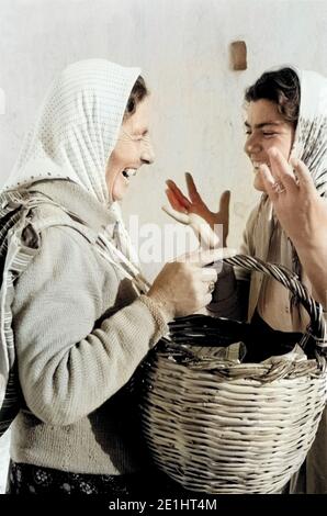 France, Grèce - Zwei Frauen bei einer lustigen Unterhaltung en Guinée, 1950 er Jahre. Deux femmes bavardant et riant en Grèce, 1950. Banque D'Images