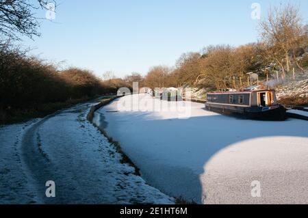 Hiver sur le canal de Leeds à Liverpool près de Wheelton, Chorley, Royaume-Uni Banque D'Images