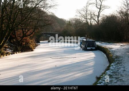 Hiver sur le canal de Leeds à Liverpool près de Wheelton, Chorley, Royaume-Uni Banque D'Images