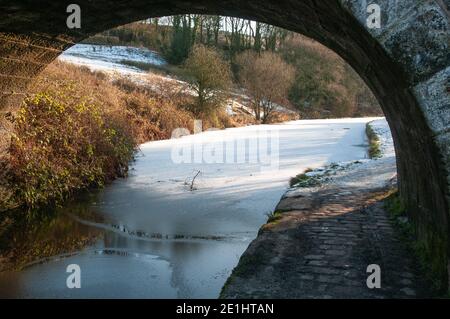 Hiver sur le canal de Leeds à Liverpool près de Wheelton, Chorley, Royaume-Uni Banque D'Images