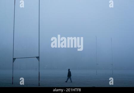 Leicester, Leicestershire, Royaume-Uni. 7 janvier 2021. Météo au Royaume-Uni. Un homme marche à travers un parc Victoria brumeux pendant le troisième confinement national du coronavirus. Credit Darren Staples/Alay Live News. Banque D'Images