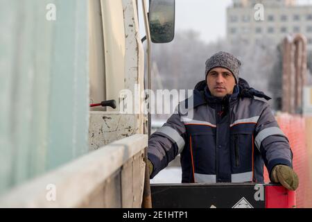 Conducteur du manipulateur hydraulique sur le lieu de travail Banque D'Images