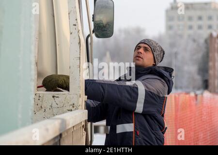 Conducteur du manipulateur hydraulique sur le lieu de travail Banque D'Images