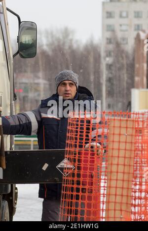 Conducteur du manipulateur hydraulique sur le lieu de travail Banque D'Images
