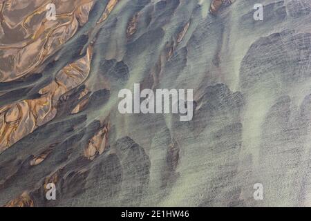 Vue aérienne de la rivière Hosa colorés par la fonte des glaciers, l'Islande SW