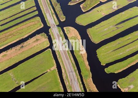 Ligne de chemin de fer et polder ou terres récupérées, North Holland, pays-Bas Banque D'Images