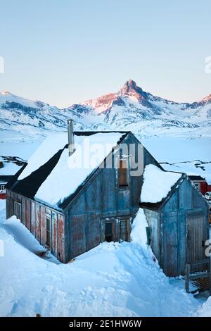 Maison en hiver couverte de neige, Tasiilaq, sud-est du Groenland Banque D'Images