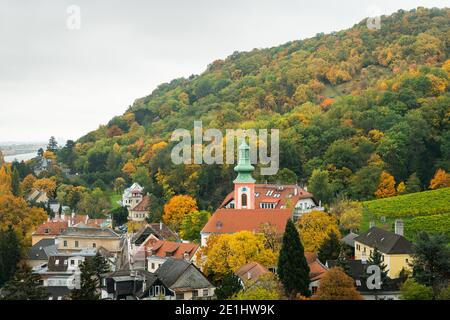 Église de Kahlenbergerdorf Vienne Autriche lors d'une journée fastueuse automne Banque D'Images