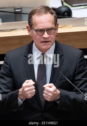 Berlin, Allemagne. 07 janvier 2021. Michael Müller (SPD), Maire de Berlin, prend la parole lors de la session extraordinaire de la Chambre des représentants de Berlin. La 69e session plénière de la Chambre des représentants est consacrée exclusivement au sujet de la pandémie de Corona en tant que session extraordinaire. Credit: Bernd von Jutrczenka/dpa/Alamy Live News Banque D'Images