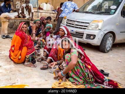 Des femmes Rajasthani habillées et colorées vendent des bijoux faits main sur le pied du fort Jaisalmer, en Inde. Photo prise le 12 août 2018. Banque D'Images