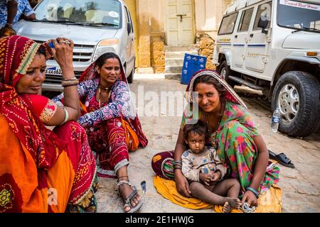 Des femmes Rajasthani habillées et colorées vendent des bijoux faits main sur le pied du fort Jaisalmer, en Inde. Photo prise le 12 août 2018. Banque D'Images