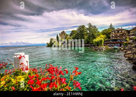 Le château d'Yvoire et le lac Léman ou le lac Léman en plein jour. Photo prise sur le village d'Yvoire, région Auvergne Rhône-Alpes, France à la 13e place de l'aéroport d'Odaupron Banque D'Images