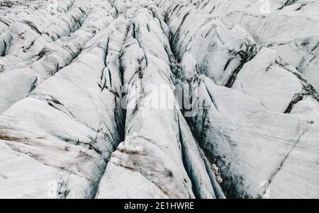 Structure de glacier aérienne. Photo du glacier en gros plan. Papier peint ou photo d'arrière-plan de haute qualité. Réchauffement de la planète et changement climatique Banque D'Images