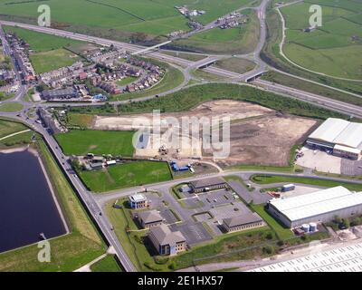 Vue aérienne du terrain de développement à Premier Way, une partie du parc industriel Walker, Blackburn, près de la sortie 5 de l'autoroute M65, prise en 2007 Banque D'Images