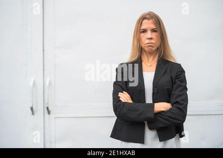 Portrait extérieur d'une femme d'affaires moderne en colère. Une femme d'affaires mécontentie est debout à l'extérieur. Banque D'Images